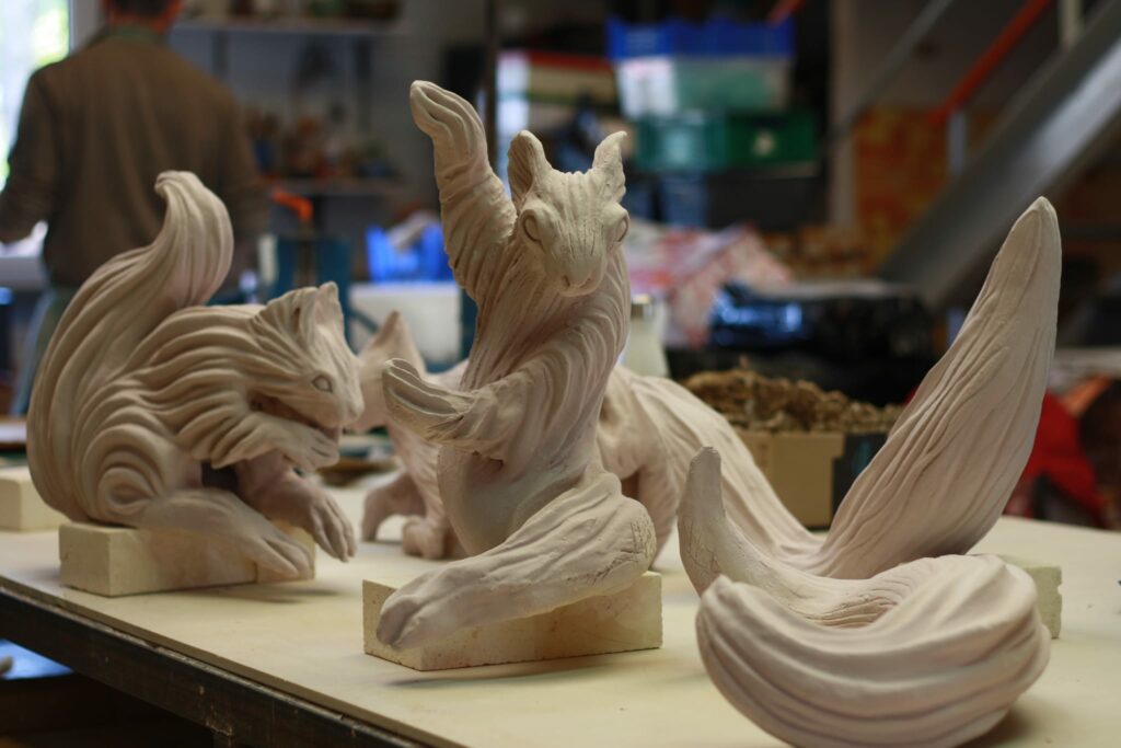 sculptures : écureuils en argile avant la seconde cuisson à haute température