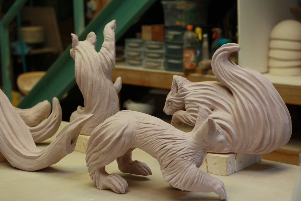 sculptures : écureuils en argile avant la seconde cuisson à haute température